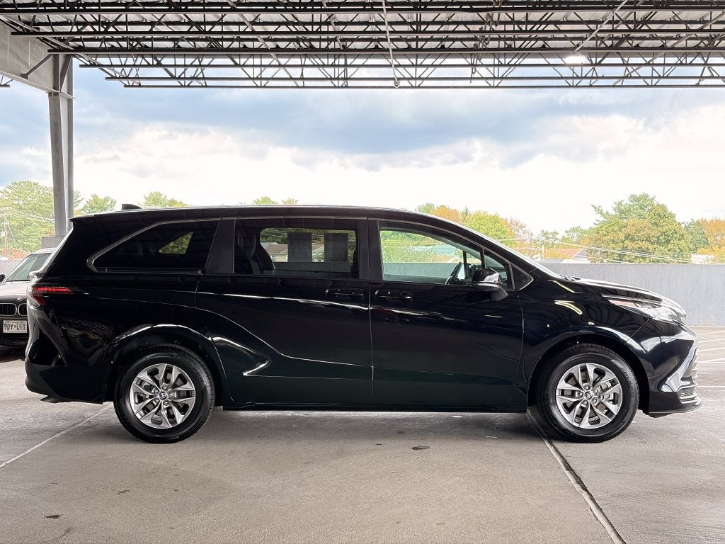 2026 Toyota Sienna LE 7 Passenger