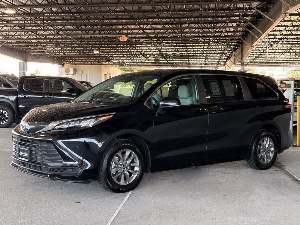 2025 Toyota Sienna LE 8 Passenger