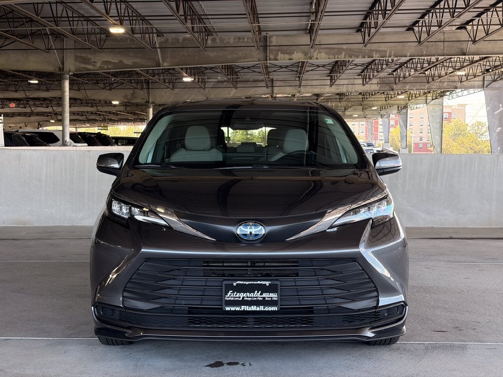2025 Toyota Sienna LE 8 Passenger