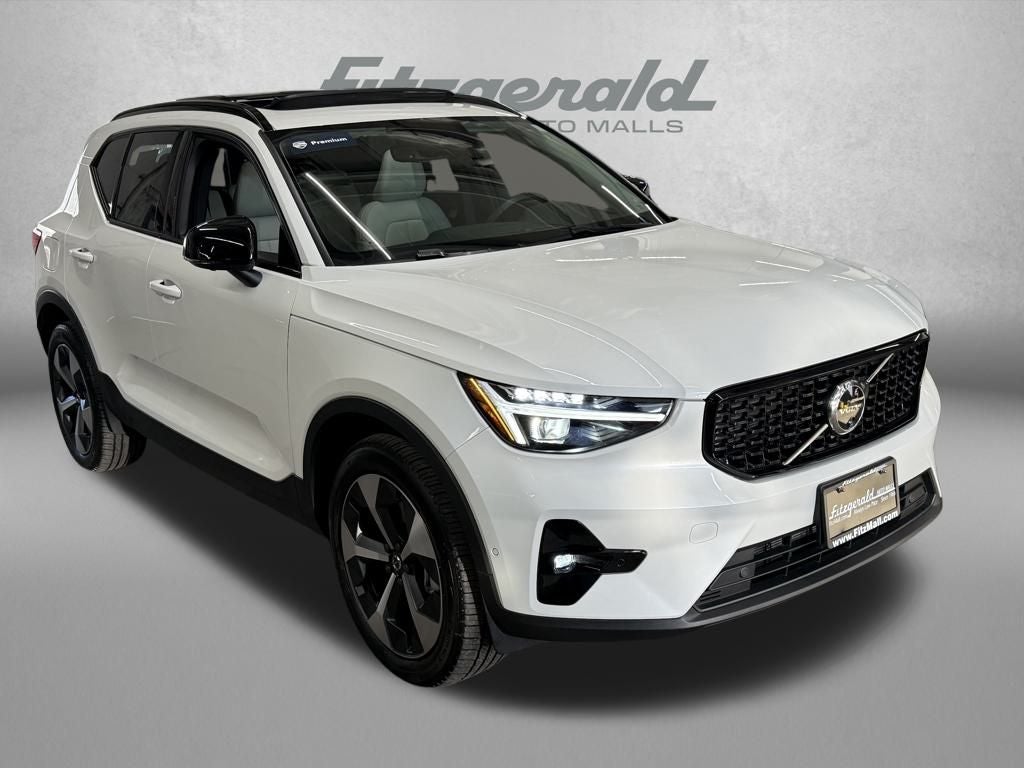 2025 Volvo XC40 B5 Plus Dark Theme