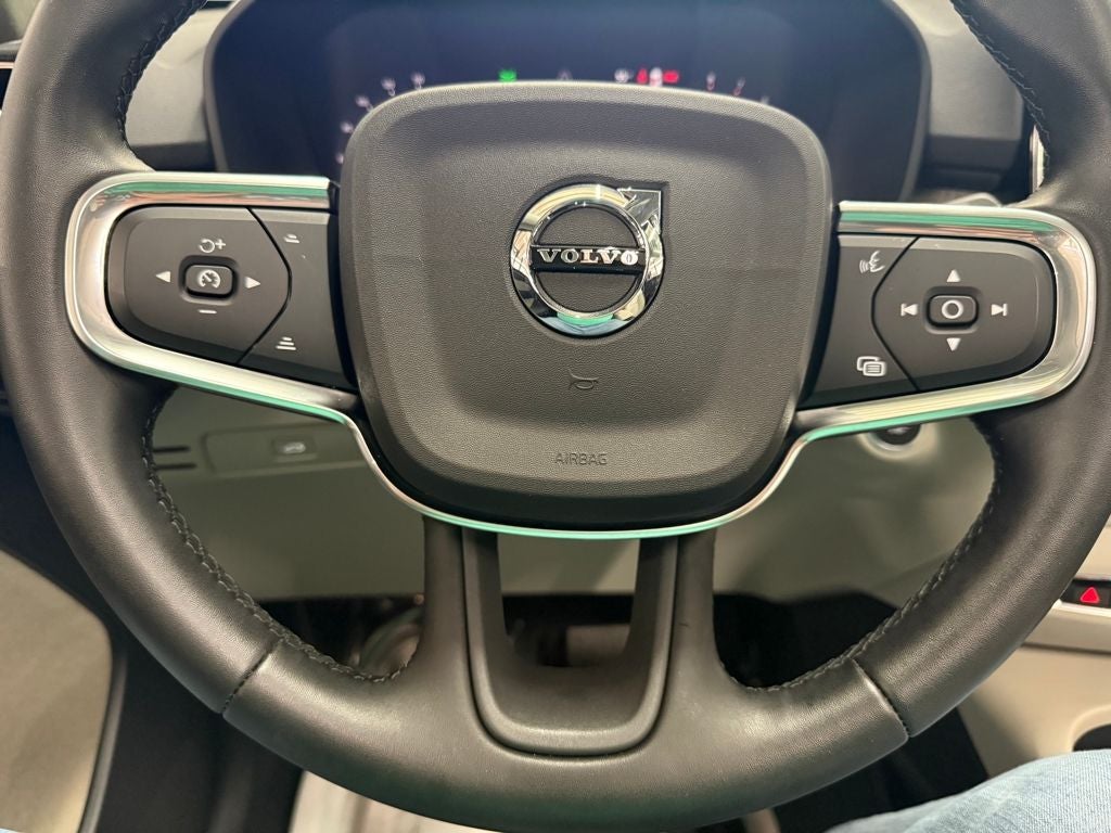 2025 Volvo XC40 B5 Plus Dark Theme