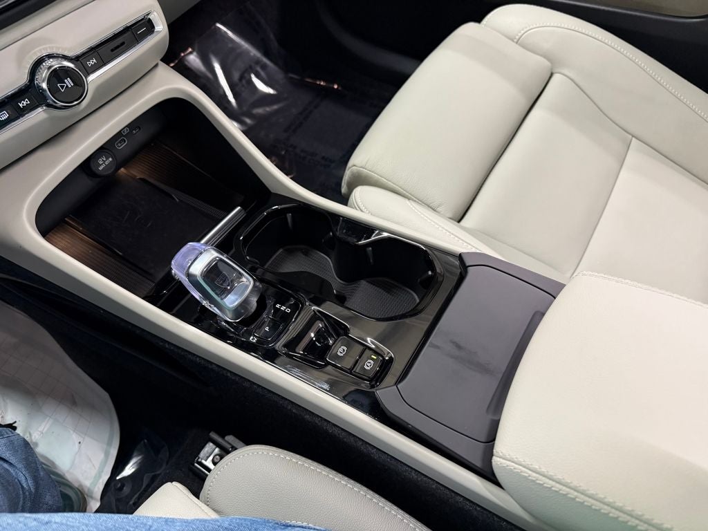 2025 Volvo XC40 B5 Plus Dark Theme