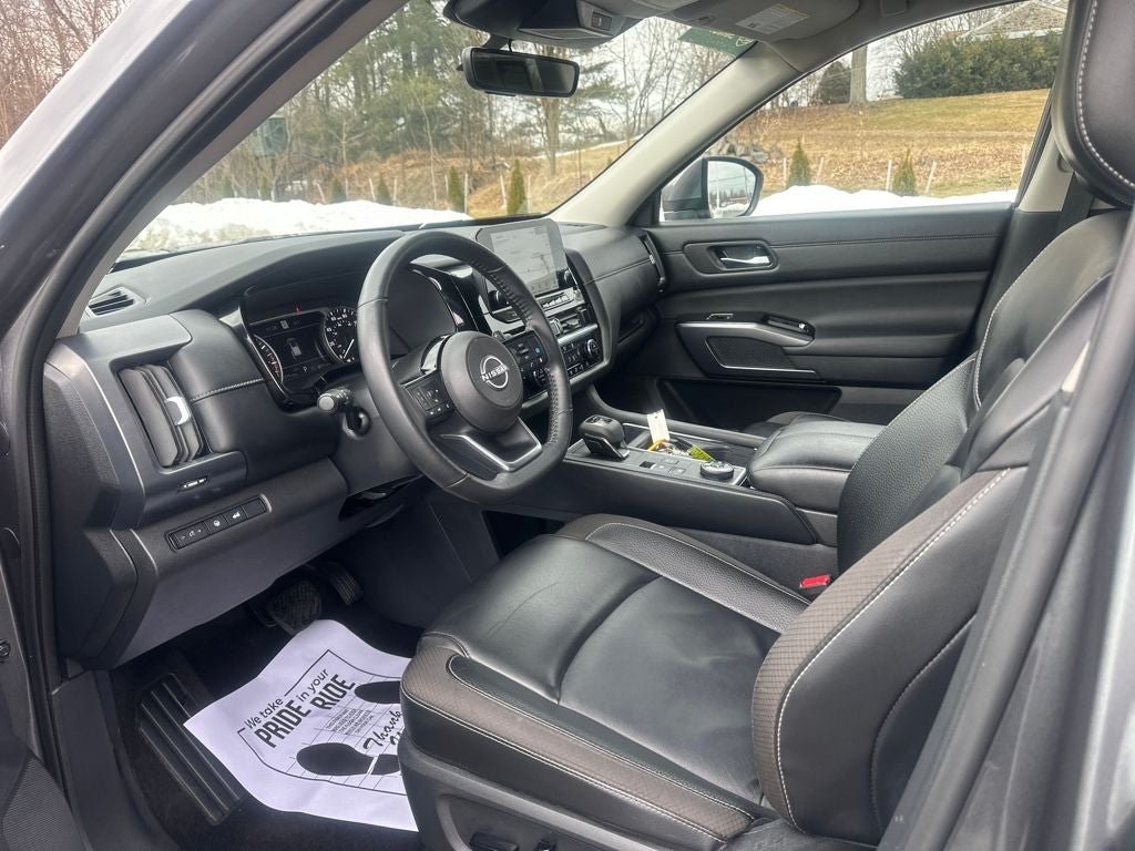 2025 Nissan Pathfinder SL