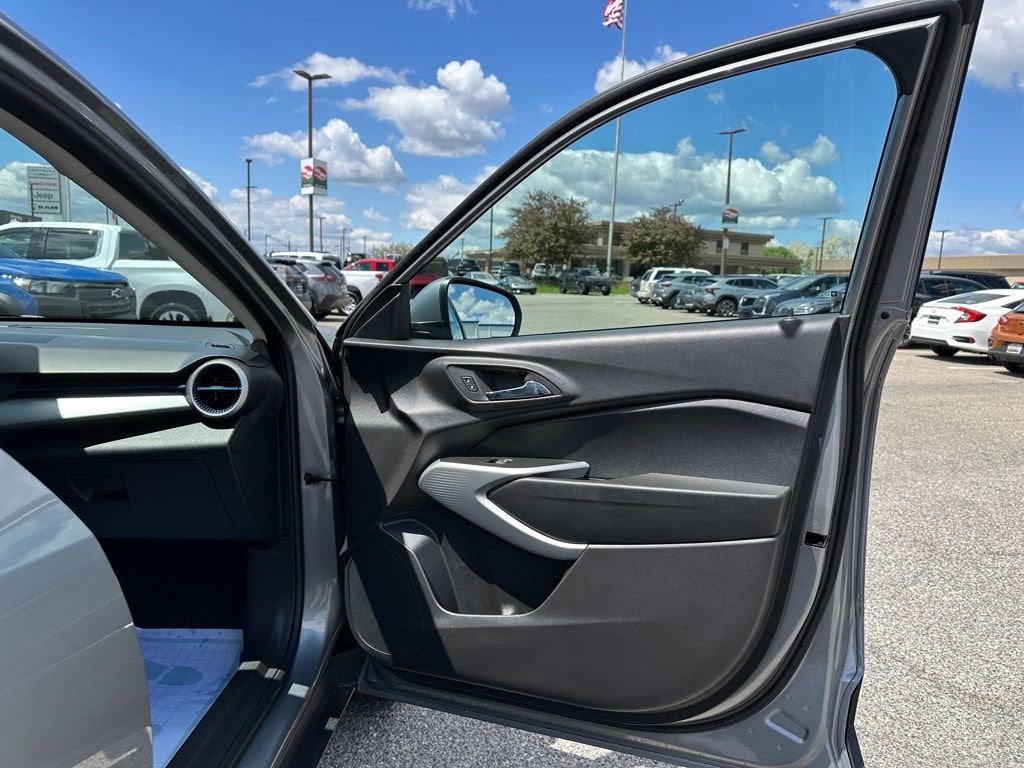 2025 Chevrolet Trax LS