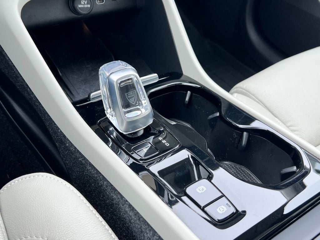 2023 Volvo XC40 Plus Bright Theme